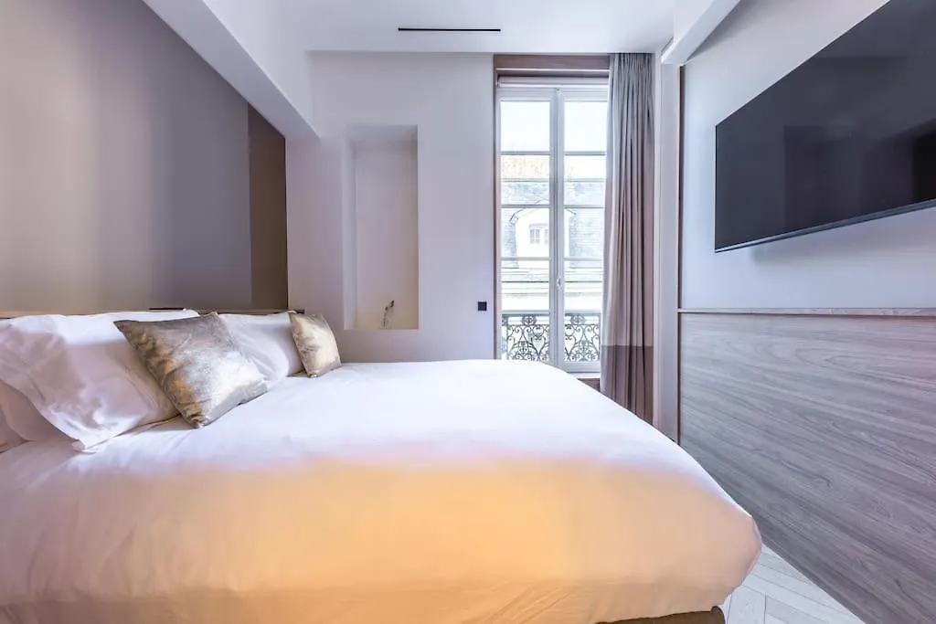 דירה פריז Chic 2-Bedroom Haven