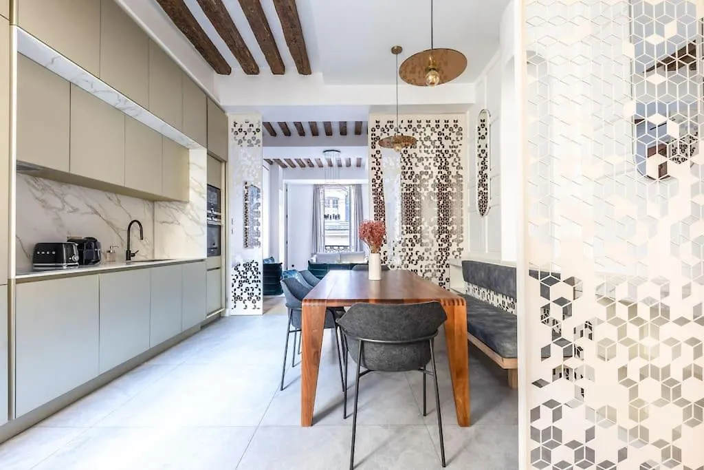 Chic 2-Bedroom Haven Paris Apartment